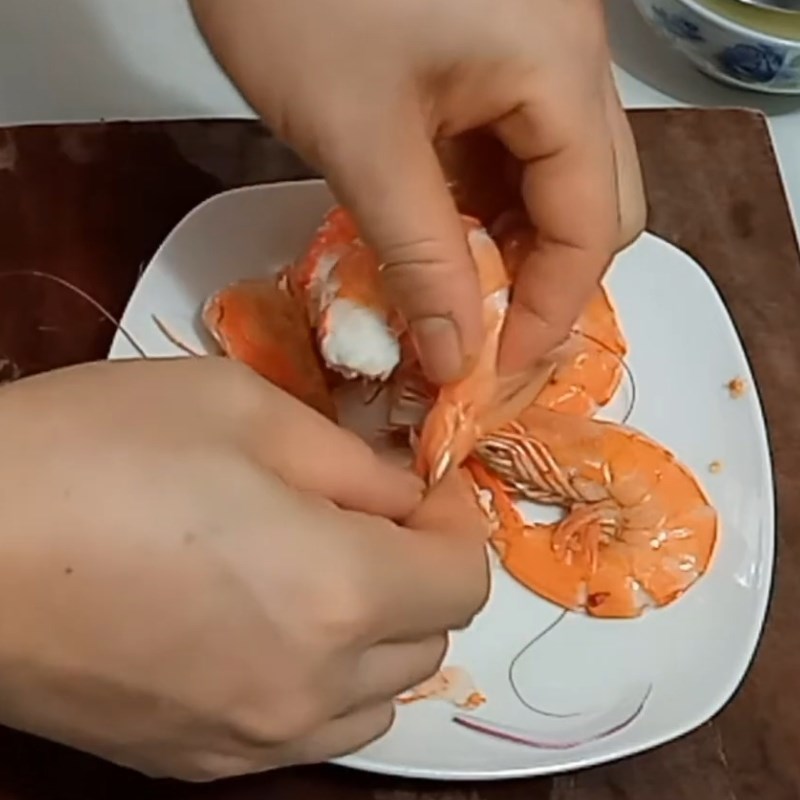 Bước 1 Sơ chế và luộc tôm Salad tôm cần tây sốt chua cay