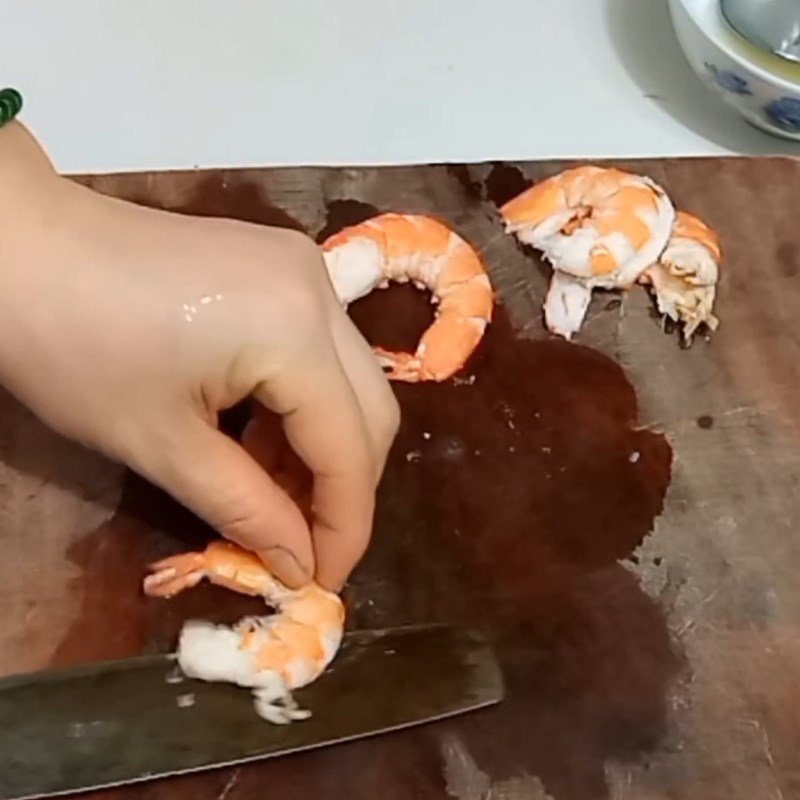 Bước 1 Sơ chế và luộc tôm Salad tôm cần tây sốt chua cay