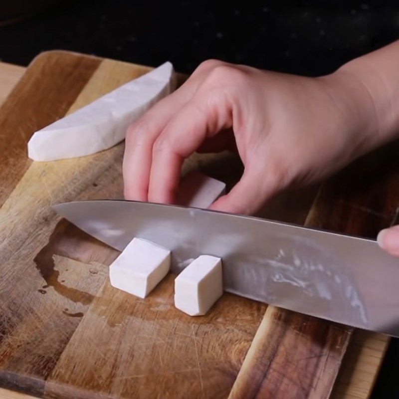 Bước 2 Sơ chế và nấu khoai môn Chè khoai môn nước cốt dừa