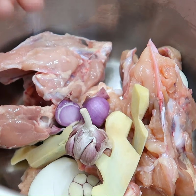 Bước 1 Sơ chế và ninh xương gà Lẩu hải sản nấm