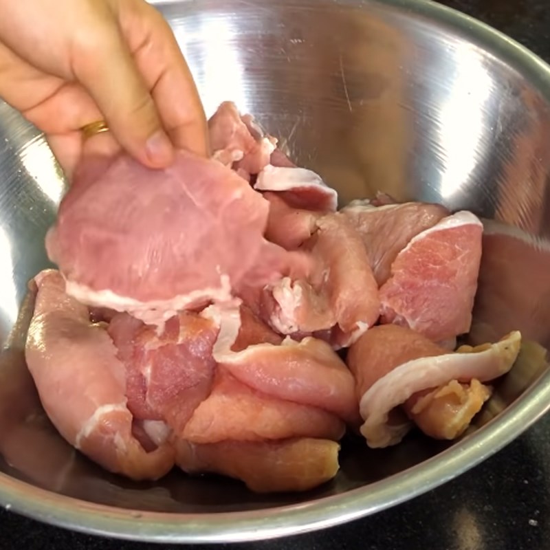 Bước 1 Sơ chế và ướp sườn Cơm sườn trứng