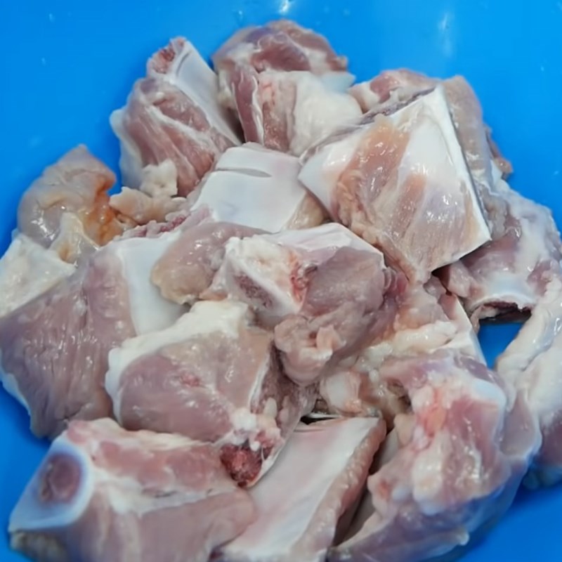 Bước 1 Sơ chế và ướp sườn Cháo sườn bằng nồi áp suất