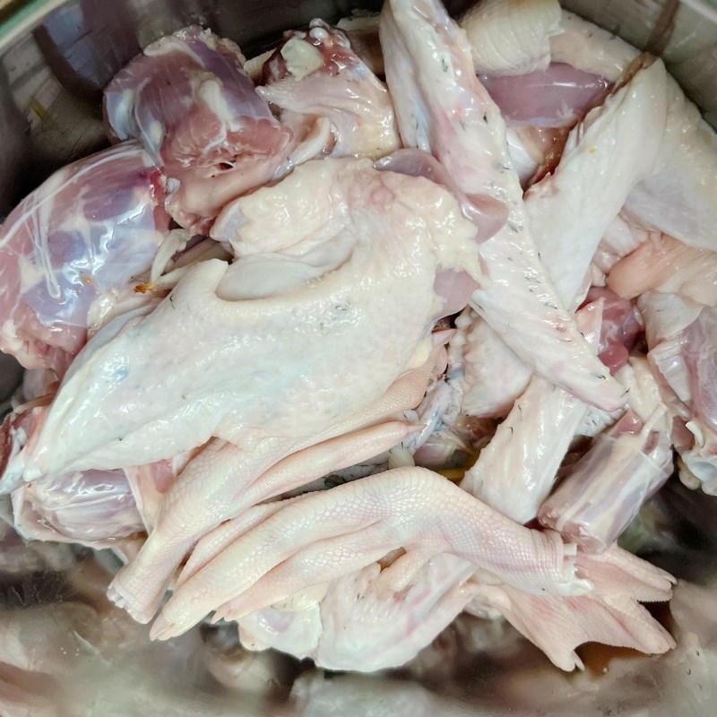 Bước 1 Sơ chế và ướp thịt vịt Vịt nấu khoai sọ