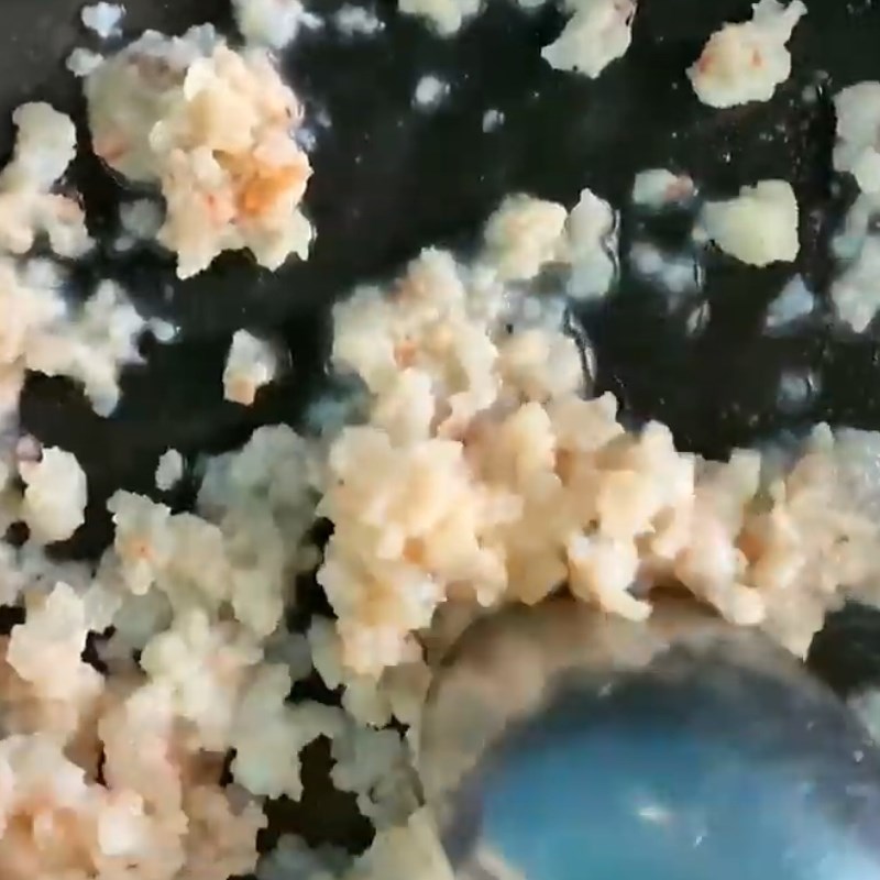 Bước 1 Sơ chế và xào tôm Cháo tôm khoai lang cà rốt