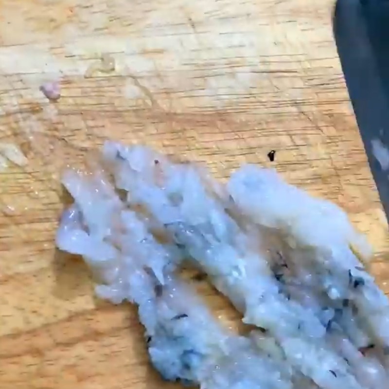 Bước 1 Sơ chế và xào tôm Cháo tôm khoai lang cà rốt