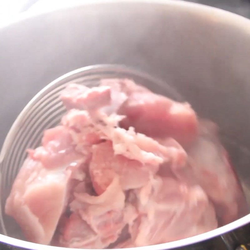 Bước 1 Sơ chế xương heo Cháo canh Nghệ An xương heo