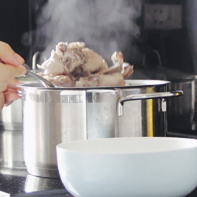 Bước 1 Sơ chế xương heo Cháo canh Nghệ An xương heo