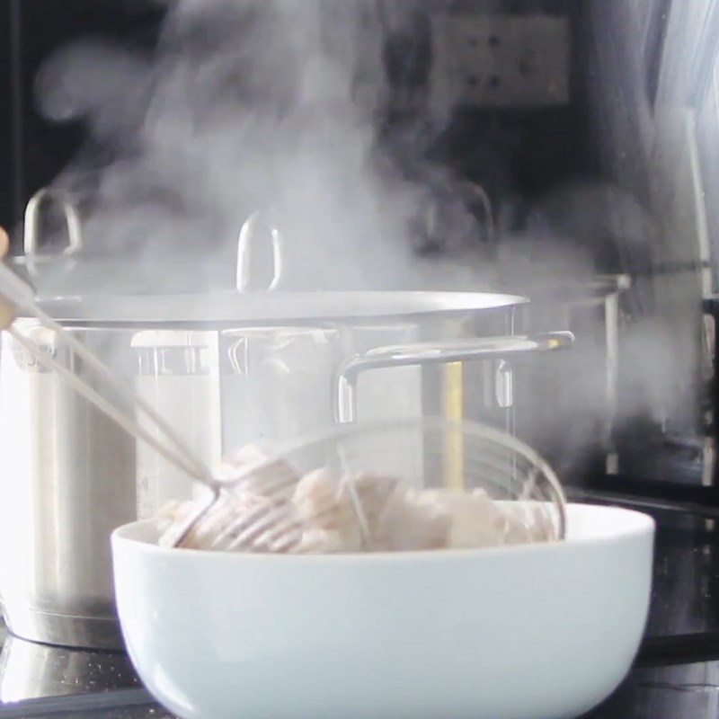 Bước 1 Sơ chế xương heo Cháo canh Nghệ An xương heo