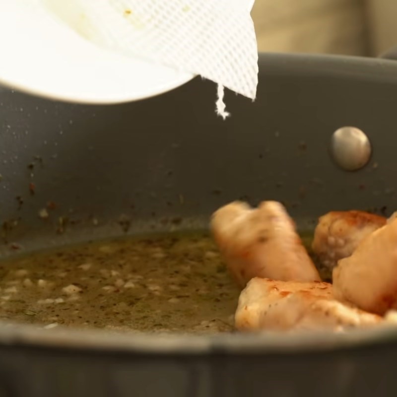 Bước 5 Sốt gà với bơ tỏi Gà sốt bơ tỏi