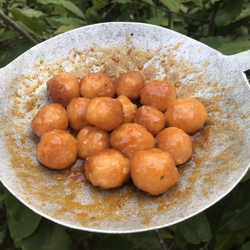 Bước 3 Sốt mắm tỏi Cá viên chiên làm từ cơm nguội sốt mắm tỏi