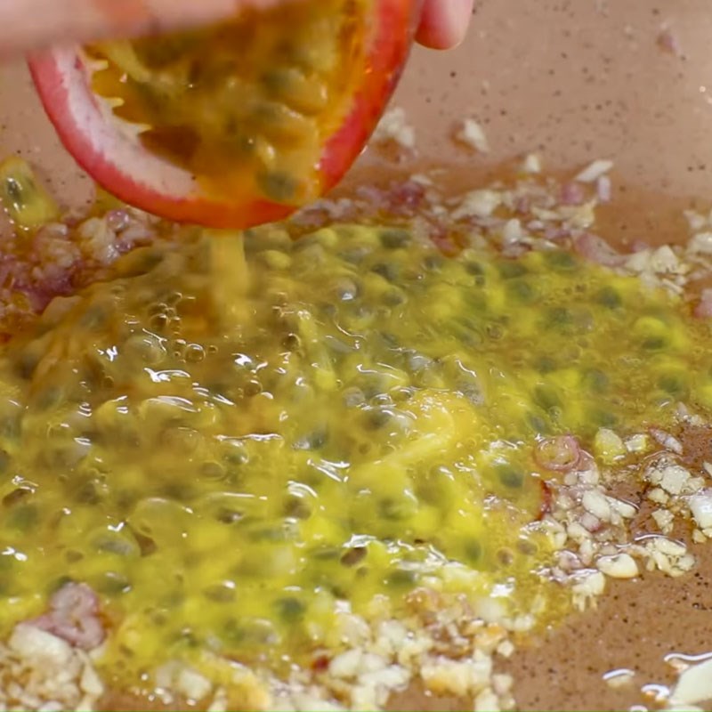 Bước 2 Làm nước sốt chanh dây Sườn rim chanh dây