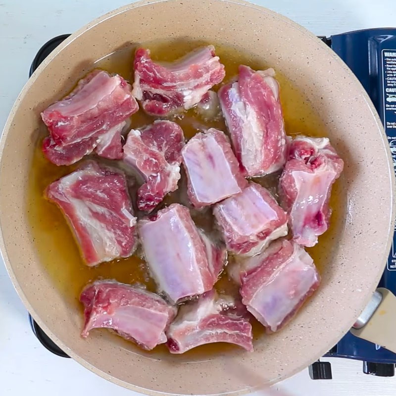 Bước 3 Chiên sườn non Sườn rim chanh dây