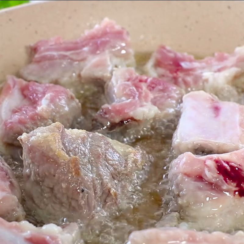 Bước 3 Chiên sườn non Sườn rim chanh dây