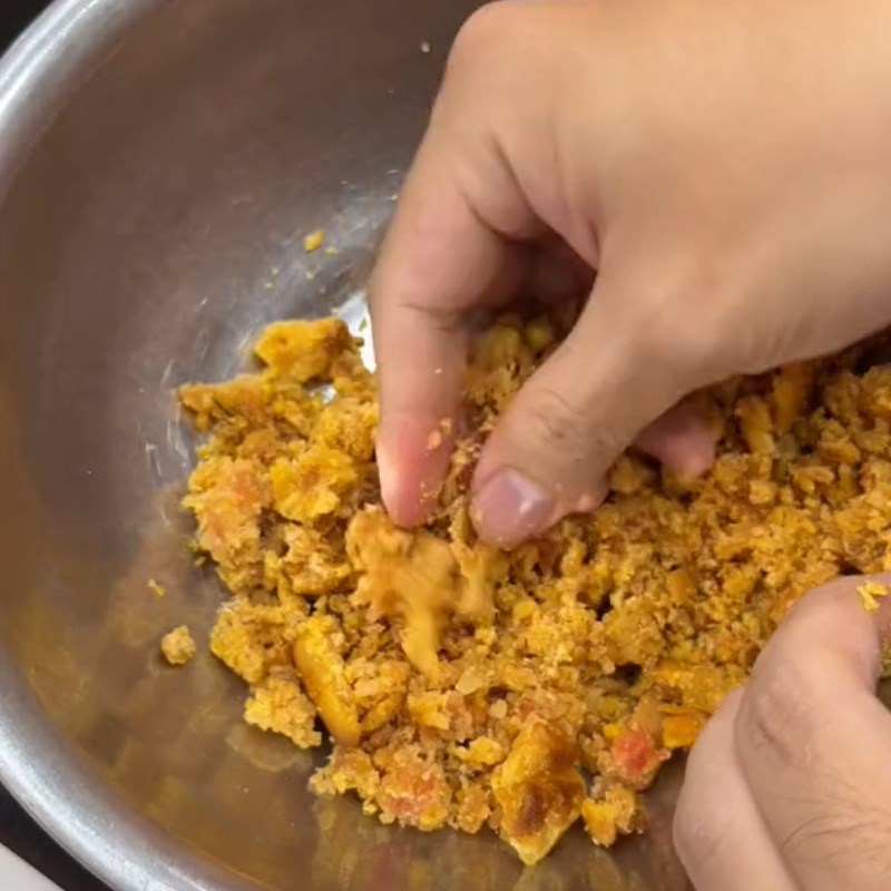 Bước 1 Tán nhuyễn bánh trung thu Bánh chao từ bánh trung thu