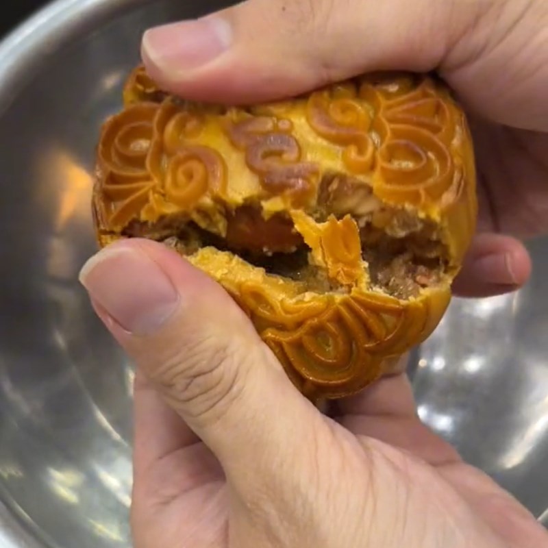 Bước 1 Tán nhuyễn bánh trung thu Bánh chao từ bánh trung thu