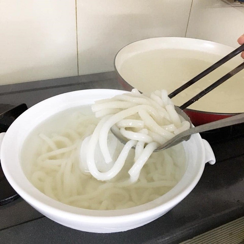 Bước 4 Trụng bánh canh Bánh canh gõ gáo dừa chả cá lăng