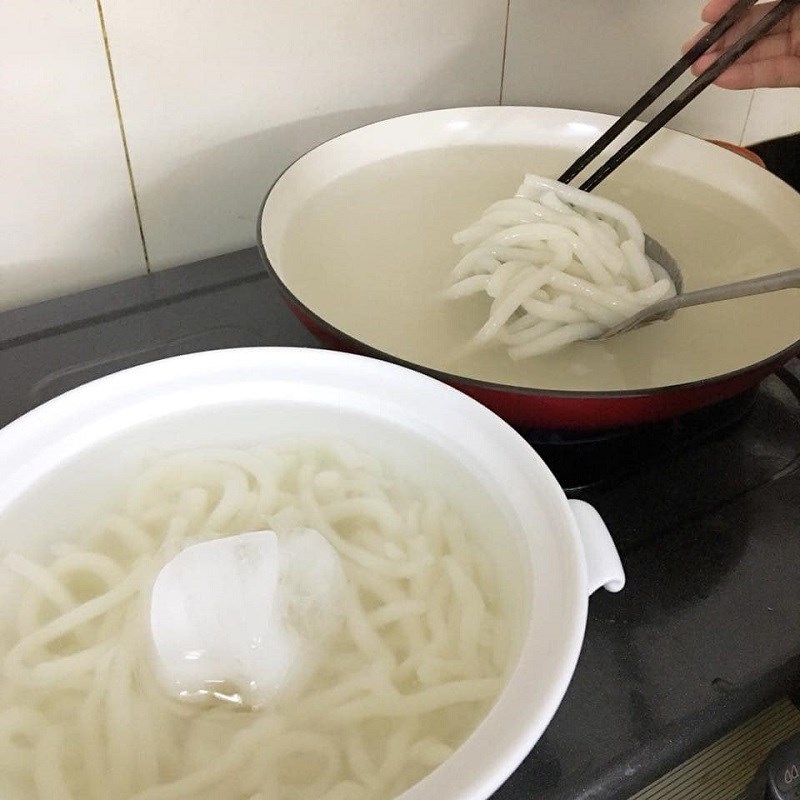Bước 4 Trụng bánh canh Bánh canh gõ gáo dừa chả cá lăng