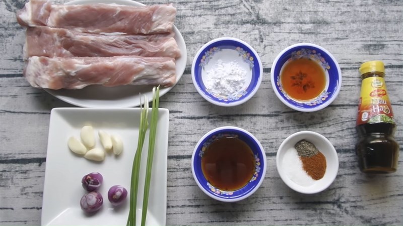 Nguyên liệu món ăn sườn rim mật ong, chua ngọt và lá chanh