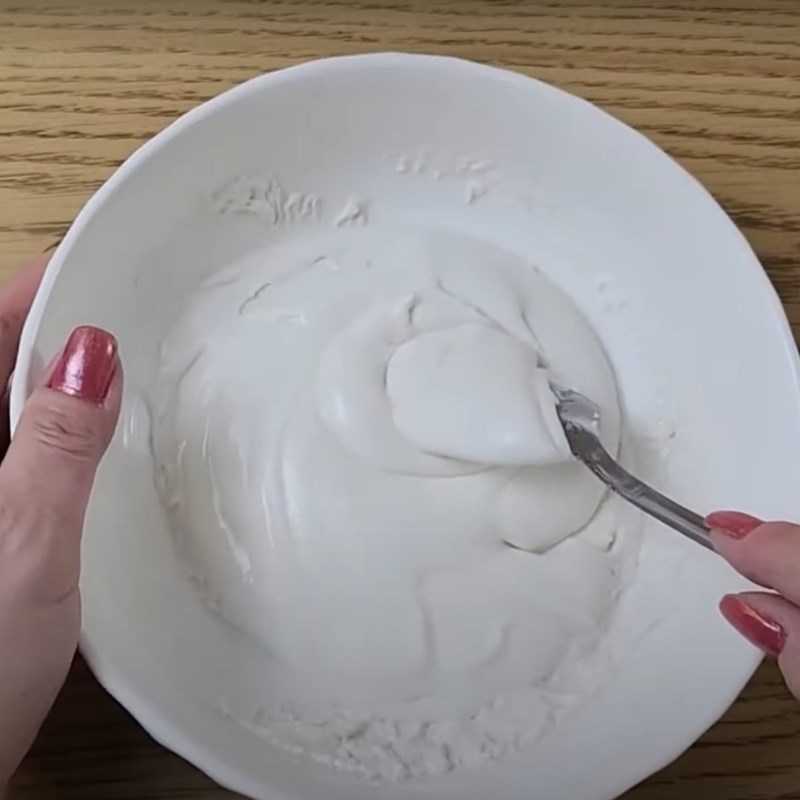 Bước 1 Trộn bột Bánh hồng bằng lò vi sóng