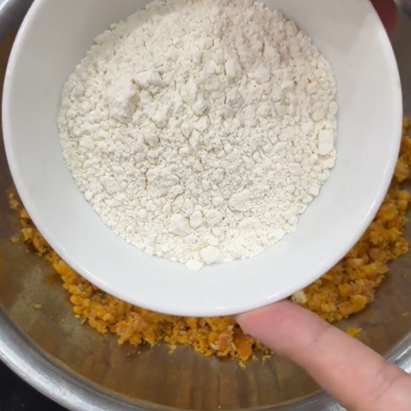 Bước 2 Trộn bột Bánh chao từ bánh trung thu