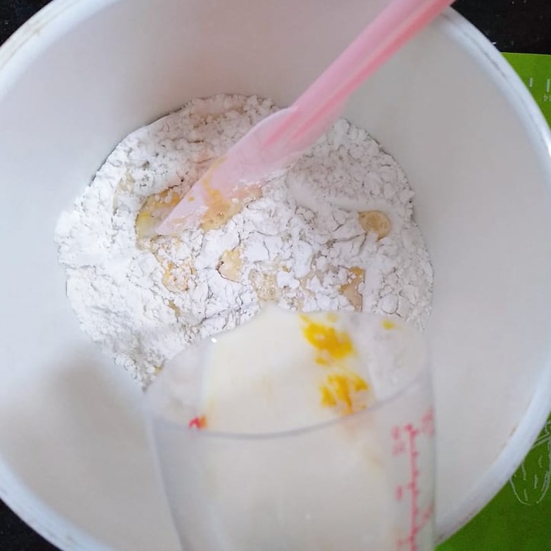 Bước 1 Trộn bột bánh Bánh mì mứt trái cây sấy khô