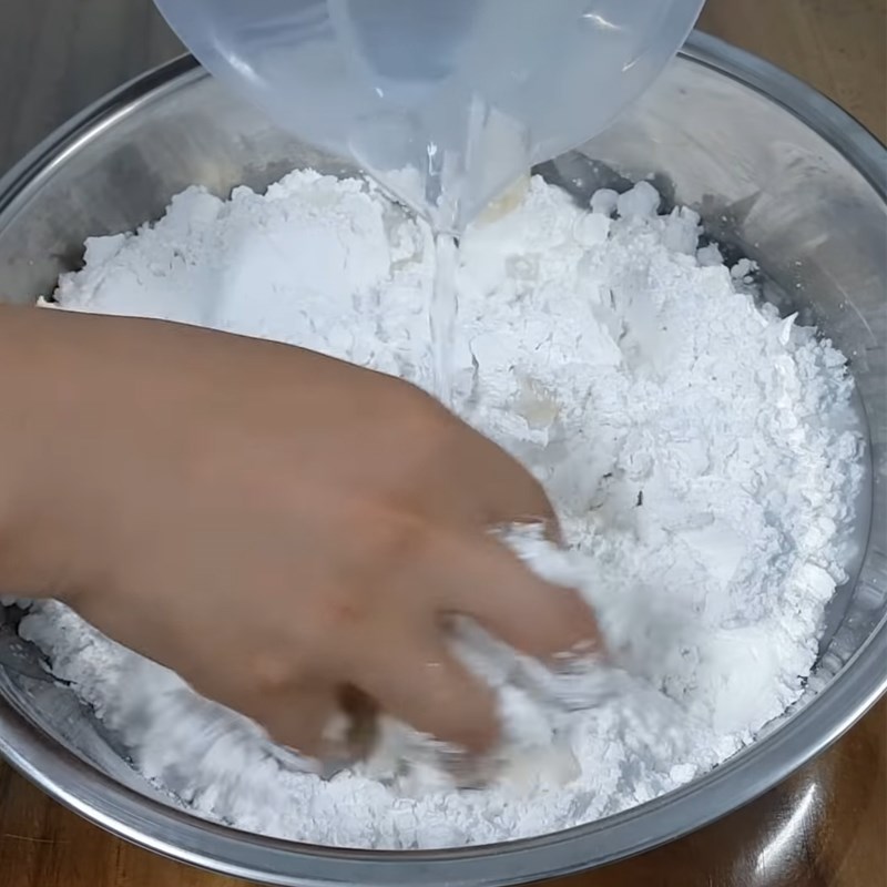Bước 1 Trộn bột bánh Bánh bò hấp từ cơm rượu