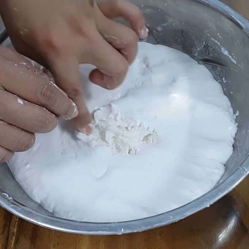 Bước 1 Trộn bột bánh Bánh bò hấp từ cơm rượu