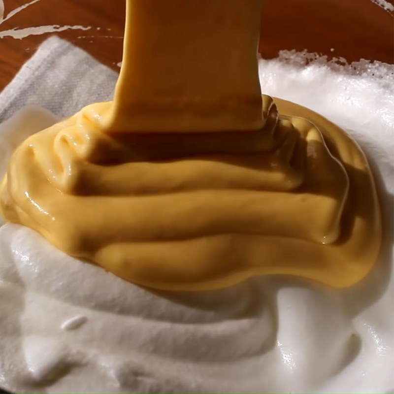 Bước 3 Trộn bột bánh Bánh chiffon cuộn kem