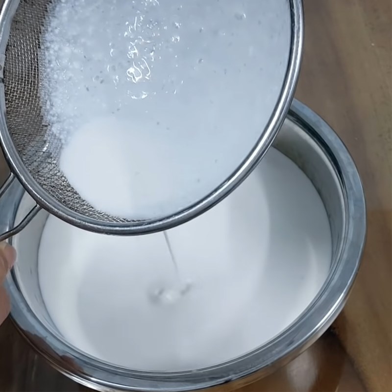 Bước 3 Trộn bột bánh với nước cốt dừa Bánh bò hấp từ cơm rượu