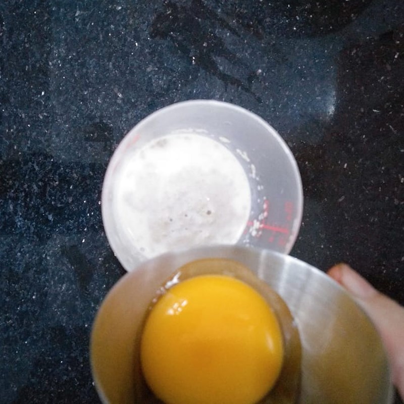 Bước 1 Trộn bột bánh Bánh mì mứt trái cây sấy khô