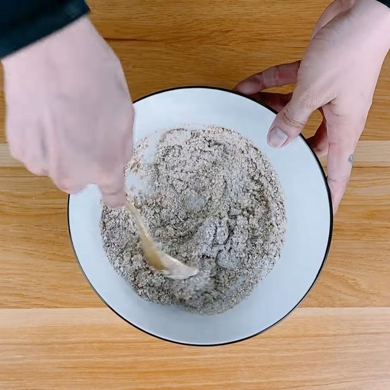 Bước 2 Trộn bột tam giác mạch với nước Bánh tam giác mạch