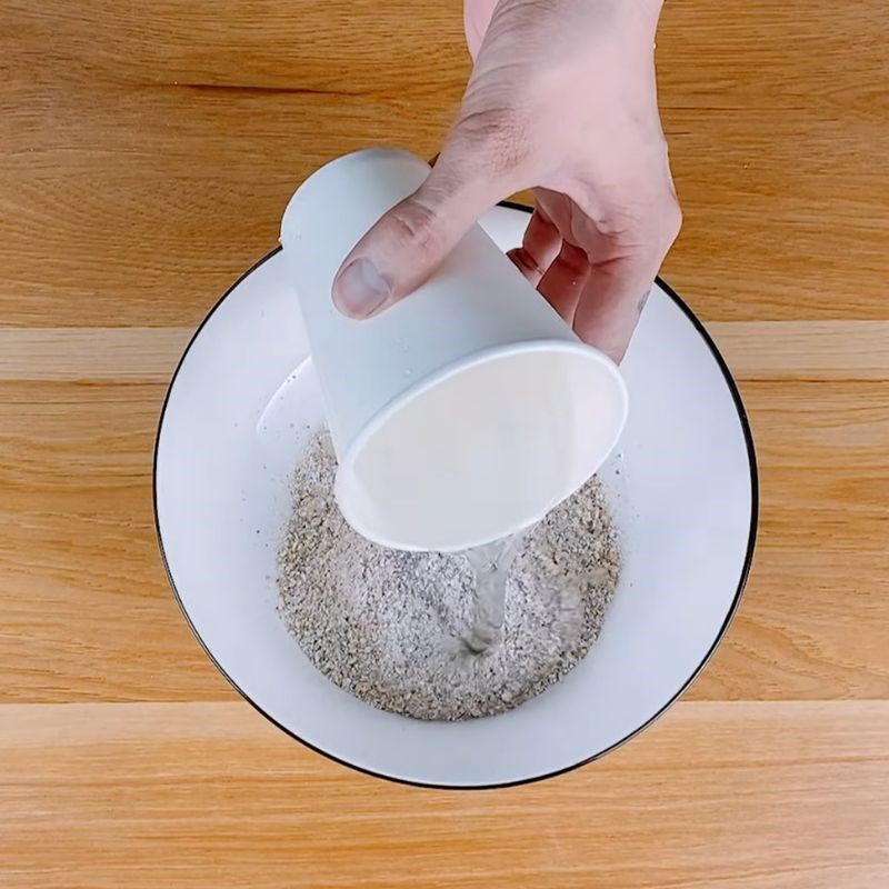 Bước 2 Trộn bột tam giác mạch với nước Bánh tam giác mạch
