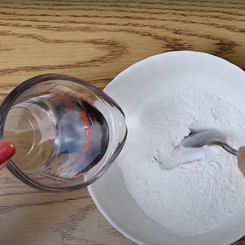 Bước 1 Trộn bột Bánh hồng bằng lò vi sóng