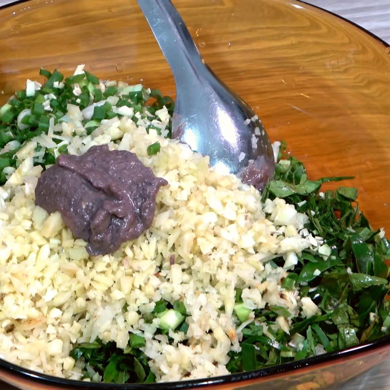 Bước 3 Trộn hỗn hợp lá mắc mật ướp chân giò Giò heo nướng lá mắc mật