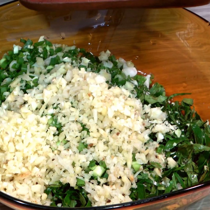 Bước 3 Trộn hỗn hợp lá mắc mật ướp chân giò Giò heo nướng lá mắc mật