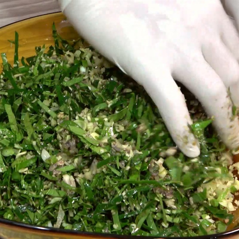 Bước 3 Trộn hỗn hợp lá mắc mật ướp chân giò Giò heo nướng lá mắc mật