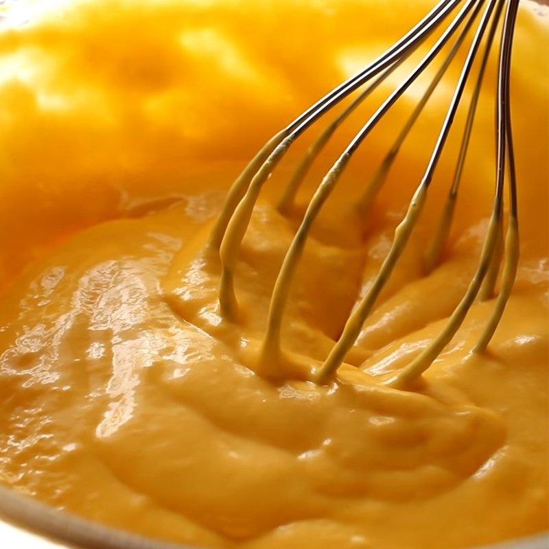 Bước 1 Trộn hỗn hợp lòng đỏ trứng Bánh chiffon cuộn kem