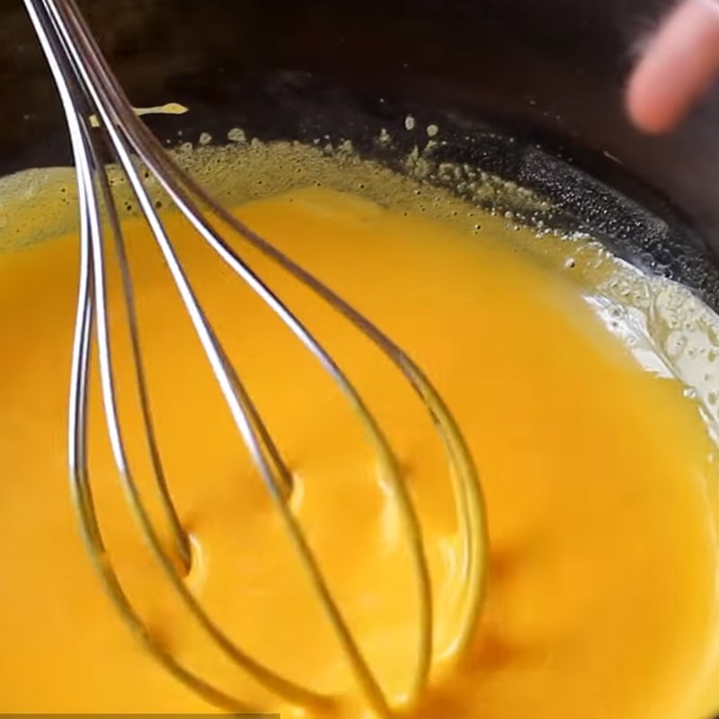 Bước 1 Trộn hỗn hợp lòng đỏ trứng Bánh chiffon cuộn kem