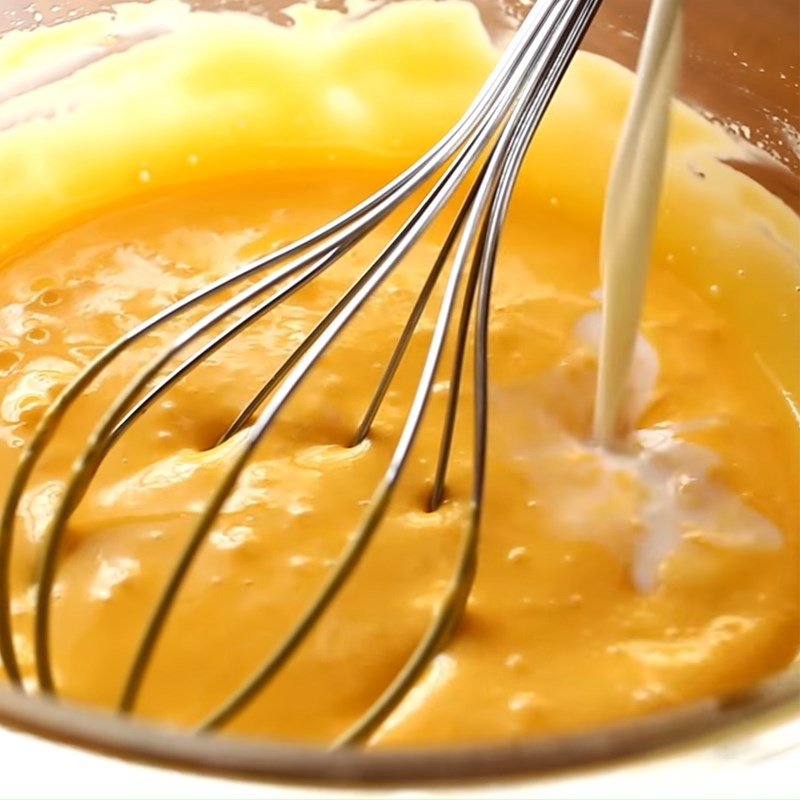 Bước 1 Trộn hỗn hợp lòng đỏ trứng Bánh chiffon cuộn kem