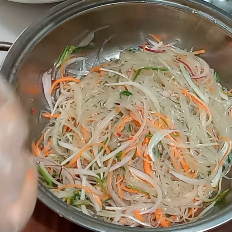 Bước 4 Trộn salad Salad tôm cần tây sốt chua cay