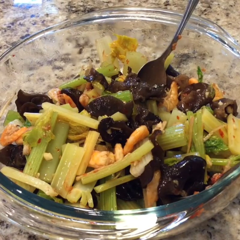 Bước 3 Trộn salad Salad tôm cần tây sốt dầu mè