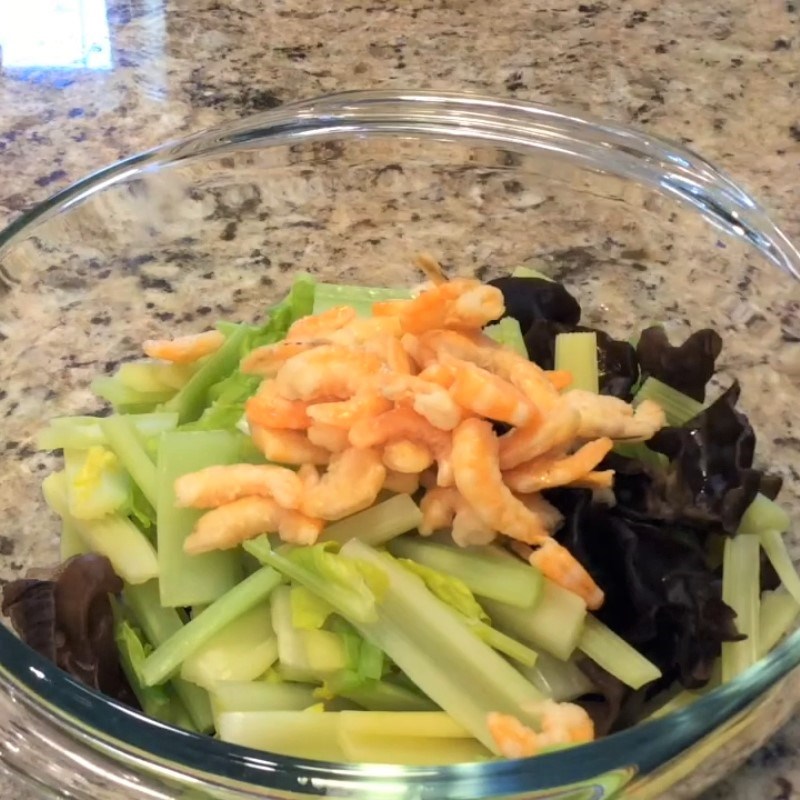 Bước 3 Trộn salad Salad tôm cần tây sốt dầu mè