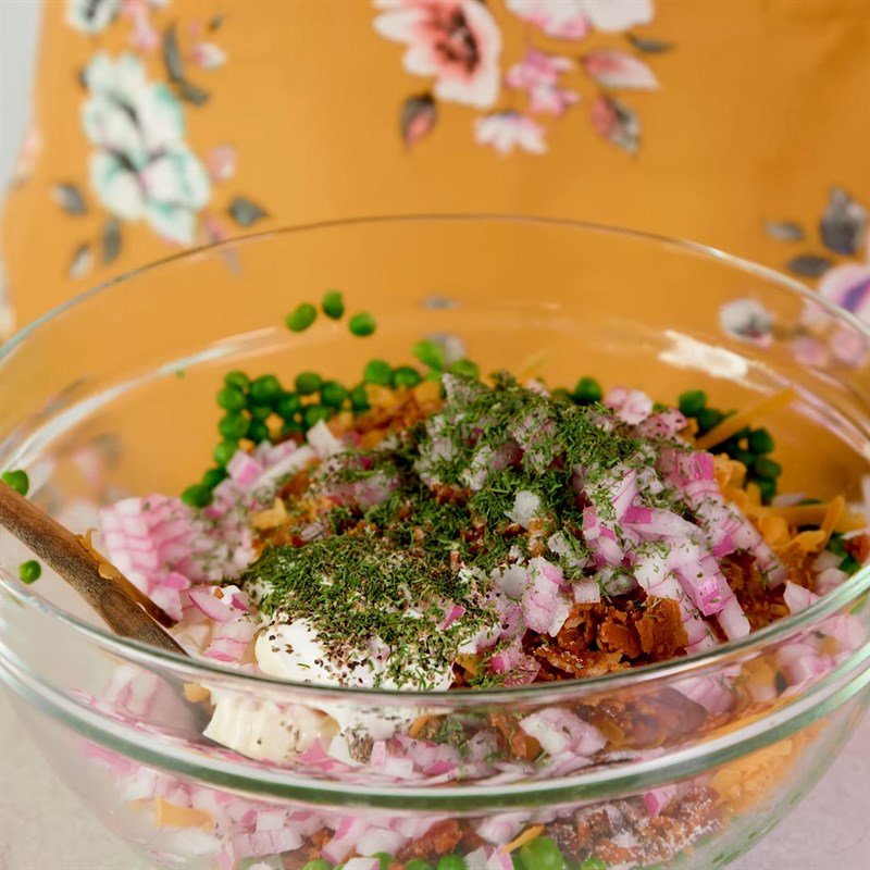 Bước 3 Trộn salad Salad đậu hà lan phô mai thịt xông khói