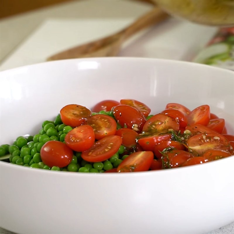 Bước 3 Trộn salad Salad đậu hà lan dưa chuột cà chua