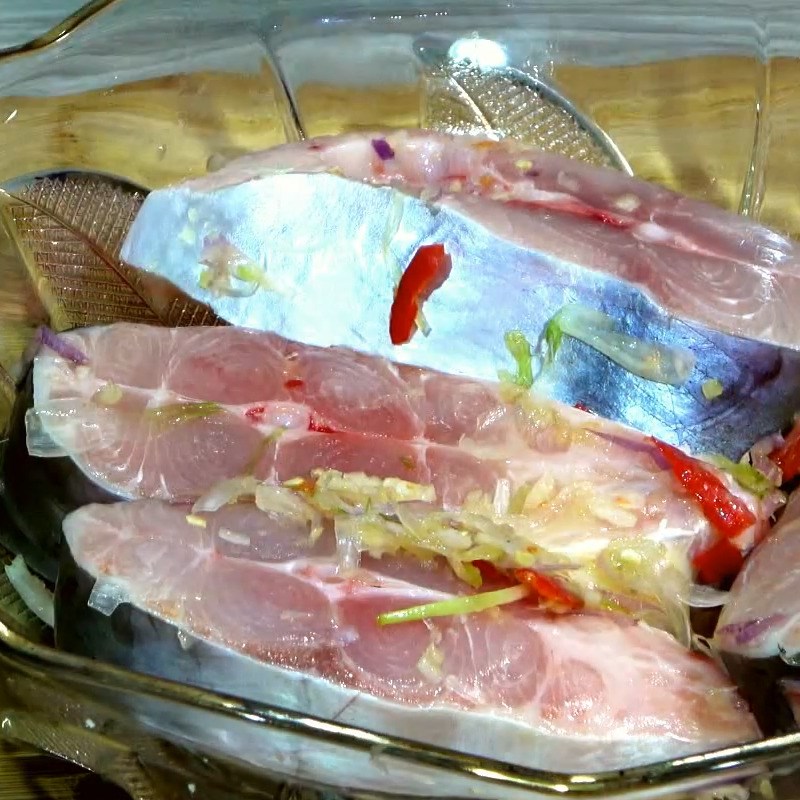 Bước 2 Ướp cá Cá dứa kho tộ