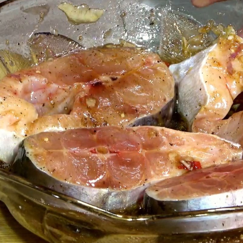 Bước 2 Ướp cá Cá dứa kho tộ