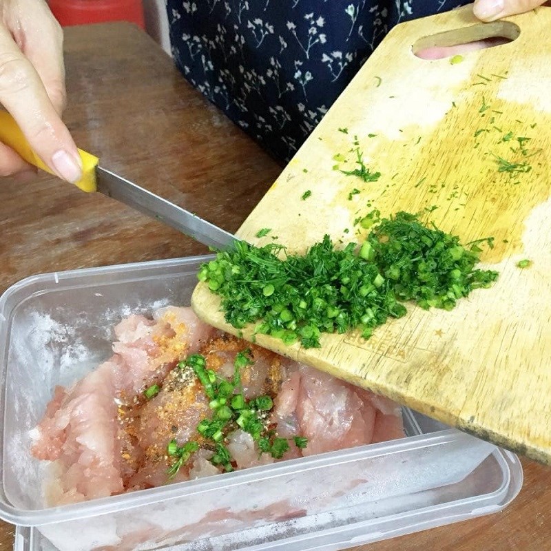 Bước 2 Ướp chả cá Chả cá lăng