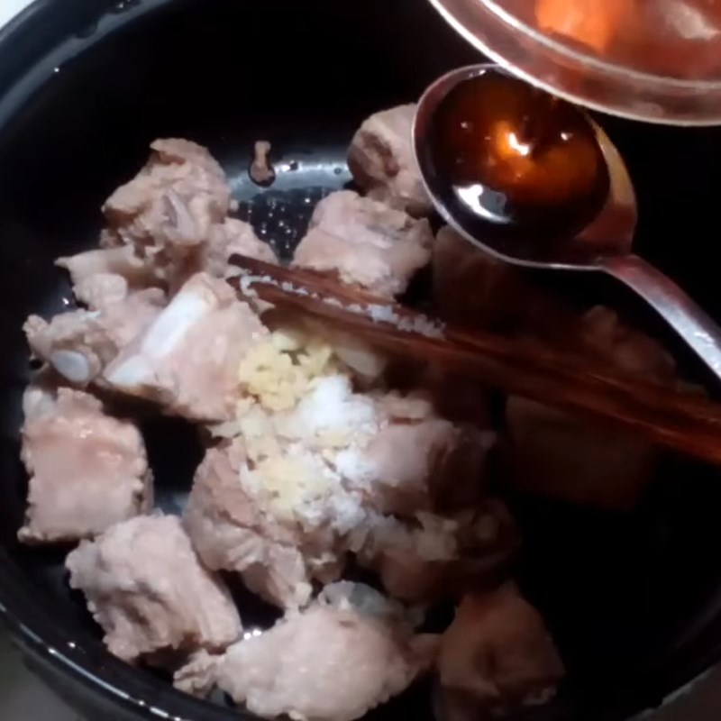 Bước 2 Ướp sườn Sườn kho măng