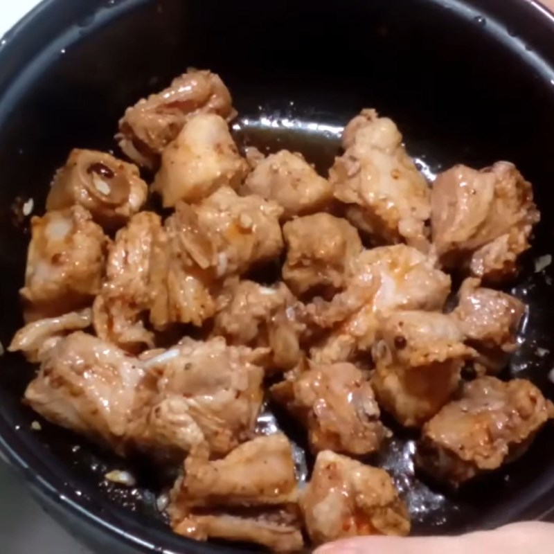 Bước 2 Ướp sườn Sườn kho măng