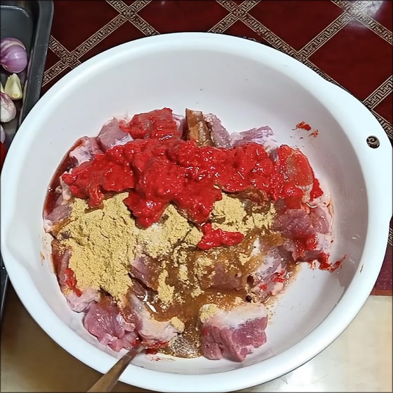 Bước 2 Ướp thịt bò Bò sốt vang với gấc
